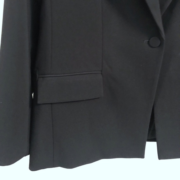 Beautiful Lined Black Blazer - Picture 4 of 7